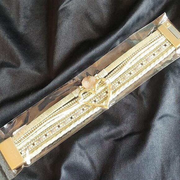 GOLD HEART MULTI LAYER LEATHER RESIN STONE & DIAMOND MAGNETIC CLOSURE BRACELET - Picture 9 of 11